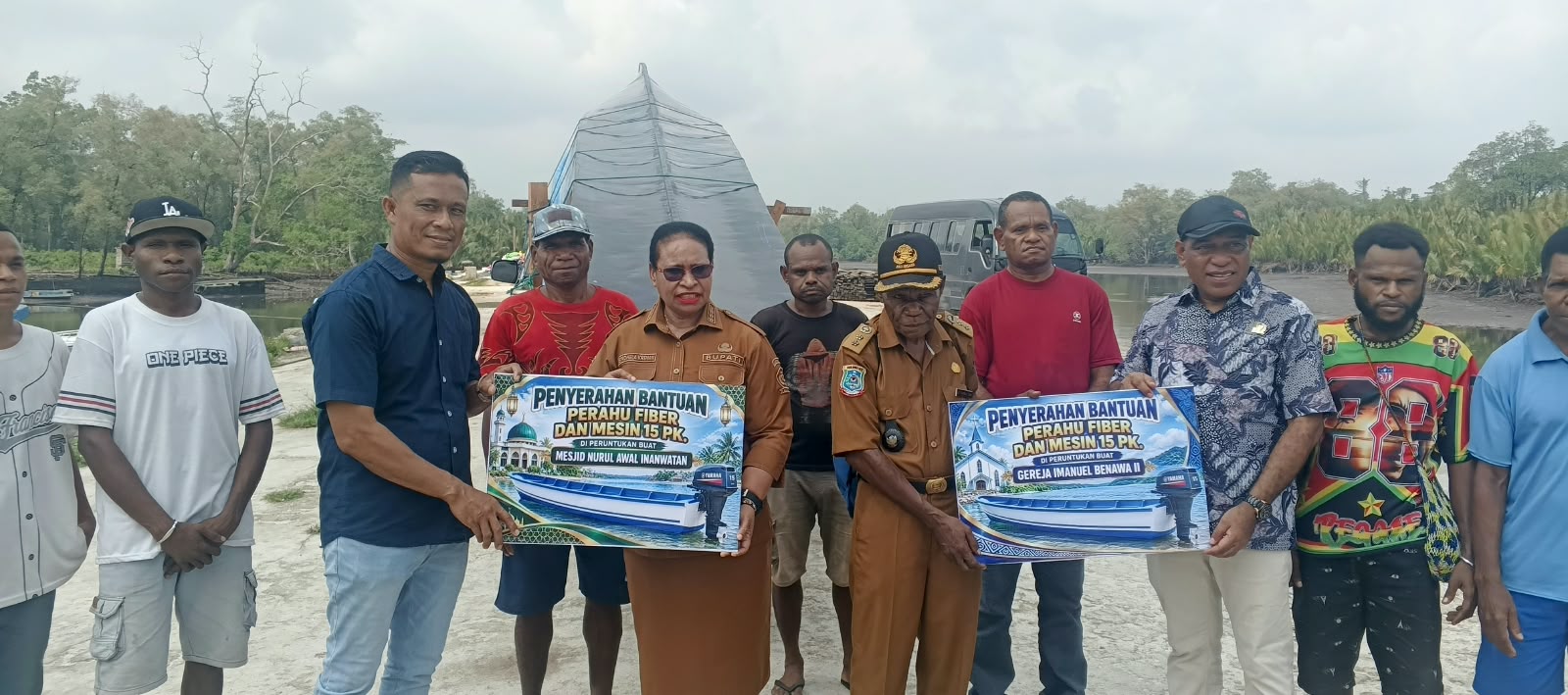 Bupati Serahkan Bantuan Perahu untuk Kokoda Utara dan Inanwatan
